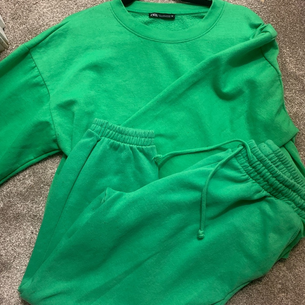 ZARA Women’s 2 piece Plush Sweatsuit - Picture 2 of 2